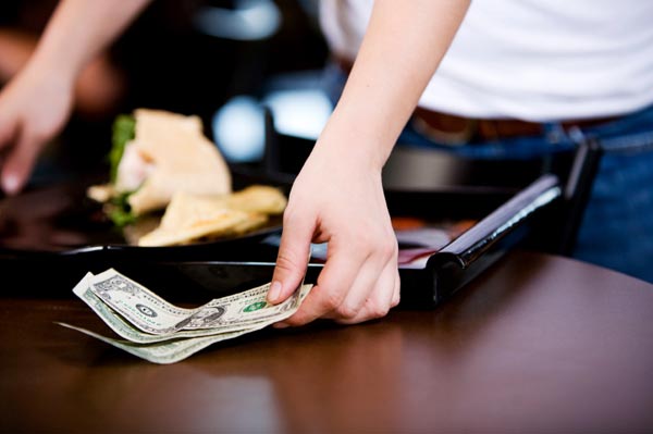Giải mã các lưu ý cần biết khi đưa tiền tip